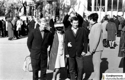 Прикрепленное изображение: У чёрной аптеки - 1966.jpg